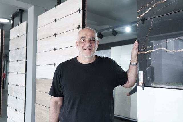 Fabio Mauro en el nuevo local de Casaterra donde montaron un depósito, centro logístico y local.