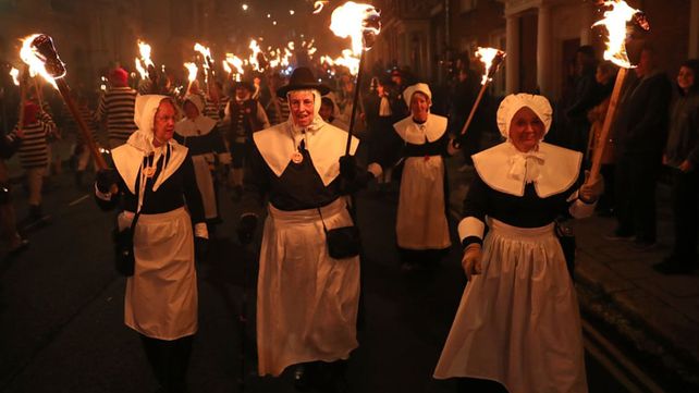 Celebración anual de la noche de la hoguera de Lewes