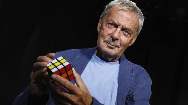 Erno Rubik tenía 30 años cuando creó la estructura del rompecabezas en julio de 1974. En enero de 1975 solicitó la patente.