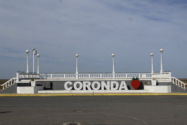 La ciudad tiene tres kilómetros de costa, sobre el río Coronda que lleva sus aguas al Paraná.
