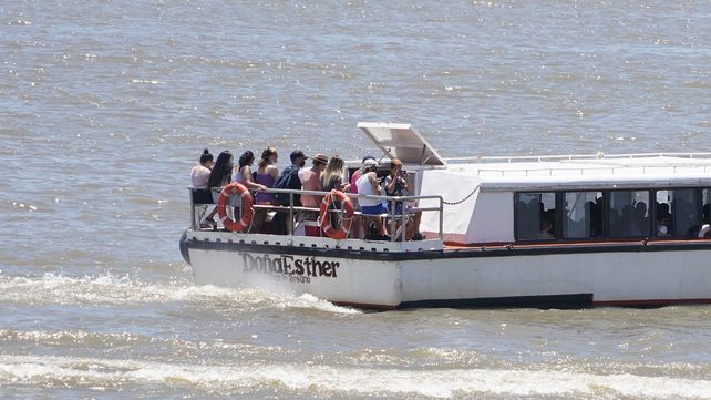 En un feriado a pleno sol, volvieron los cruces en lancha a la isla desde la Nueva Estación Fluvial