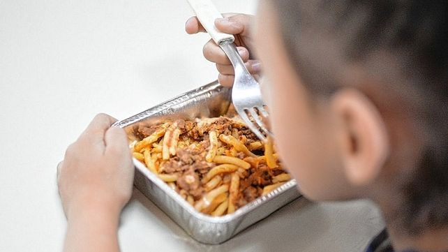 Más de un millón de niños y adolescentes saltean alguna comida diaria en Argentina