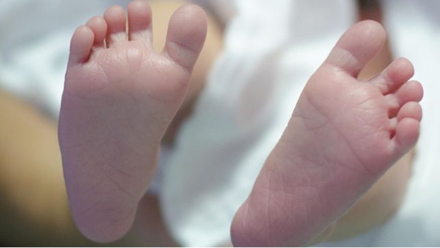 Una mujer asfixió a su beba al quedarse dormida mientras lo amamantaba