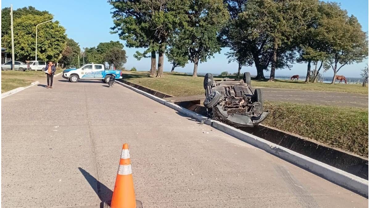 Impactante vuelco en Santa Elena: joven conductor resultó con lesiones menores