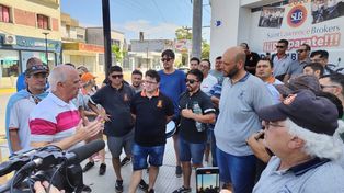 El intendente, Carlos De Grandis, el delegado sindical, Mario Scherini y los trabajadores afectados analizaron la situación.