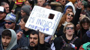 El último adiós al Indio Solari reúne a miles de fanáticos en Avellaneda