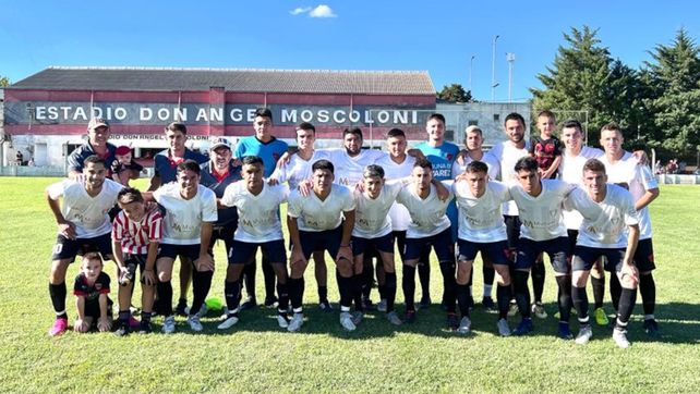 El rojinegro. Unión de Alvarez jugará en Totoras ante Unión