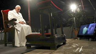 En el Vía Crucis el Papa pidió por los cristianos perseguidos y asesinados