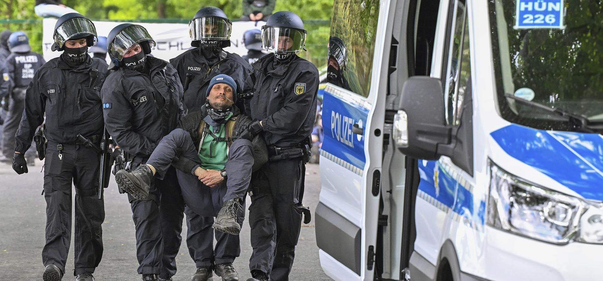 La policía transporta a un activista de un bloqueo, en la carretera de acceso al aeródromo de Neuhardenberg, en Neuhardenberg, Alemania, el viernes 10 de mayo de 2024. Los vehículos Tesla producidos en la planta de Gr'nheide se almacenan temporalmente en el aeródromo. (Patrick Pleul/dpa vía AP) La policía transporta a un activista de un bloqueo, en la carretera de acceso al aeródromo de Neuhardenberg, en Neuhardenberg, Alemania, el viernes 10 de mayo de 2024. Los vehículos Tesla producidos en la planta de Gr'nheide se almacenan temporalmente en el aeródromo. (Patrick Pleul/dpa vía AP)