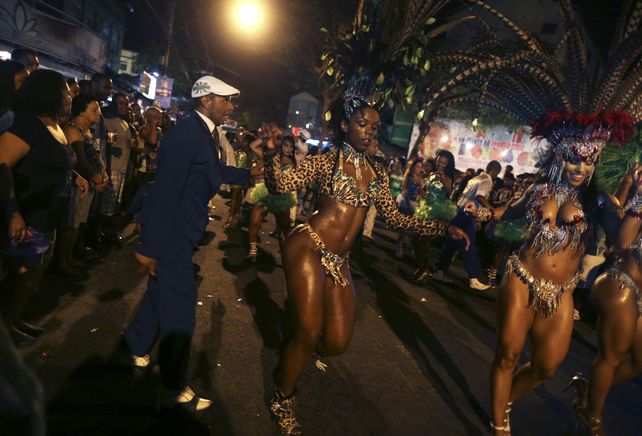 Flavia López sambando en un ensayo de la escuela “Mocidade Independiente” del barrio de Bangú de Río de Janeiro