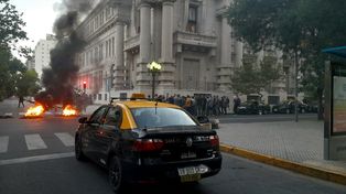 Tras el crimen de Diego Alejandro Celentano, segundo taxista asesinado en 24 horas en Rosario, sus colegas cortaron la calle frente a la sede local de Gobernación.&nbsp;