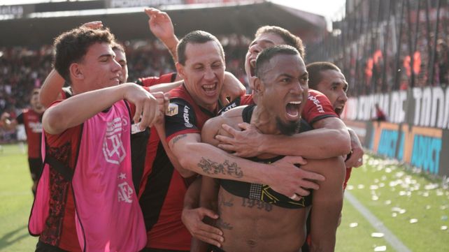 Ditta y el resto celebran el gran triunfo de Newells sobre Boca