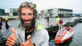 Rescataron a un italiano que cruzaba el Oc&eacute;ano Pac&iacute;fico en un bote a remo