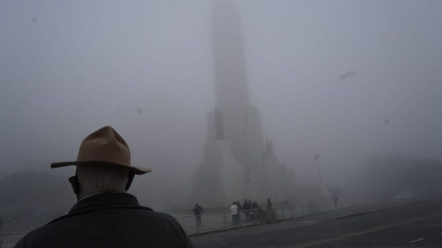 Una espesa niebla cubría el Monumento Nacional a la Bandera.