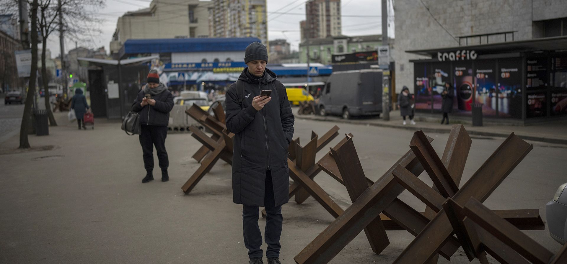 La gente espera que llegue un autobús a Kyiv, Ucrania, el lunes 30 de enero de 2023. (Foto AP/Daniel Cole)