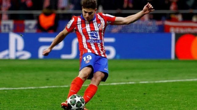 El supuesto doble toque de Julián Álvarez a la pelota que complicó al Atlético de Madrid en los penales ante el Real Madrid.
