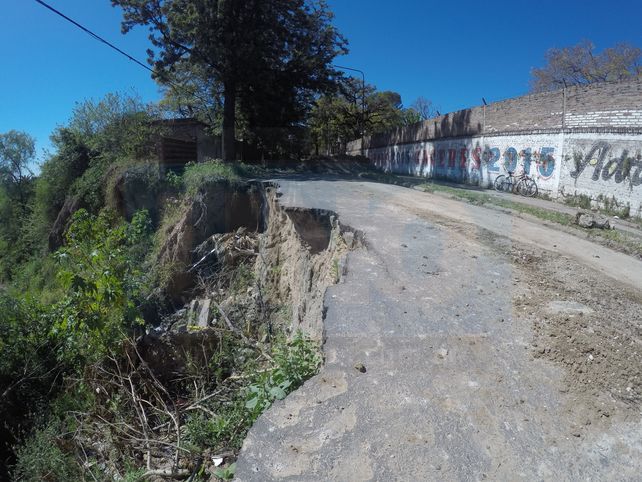 La barranca de calle Osinalde se comió una mano de la arteria