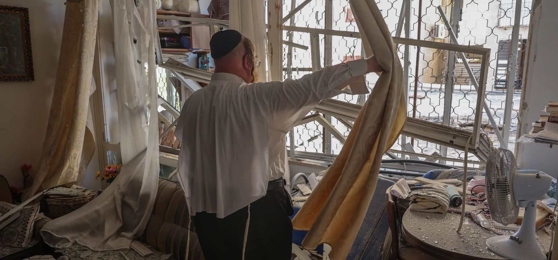 Un hombre inspecciona un apartamento dañado en un bloque alcanzado por un cohete lanzado desde el Líbano, cerca de la ciudad norteña de Haifa, Kiryat Yam, Israel. Fotografía: Jack Guez/AFP/Getty Un hombre inspecciona un apartamento dañado en un bloque alcanzado por un cohete lanzado desde el Líbano, cerca de la ciudad norteña de Haifa, Kiryat Yam, Israel. Fotografía: Jack Guez/AFP/Getty
