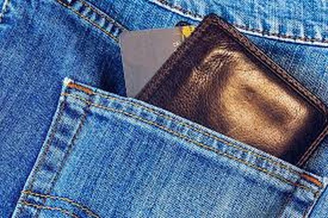 Los ladrones pasan con un aparato especial al lado de las billeteras o las tarjetas.