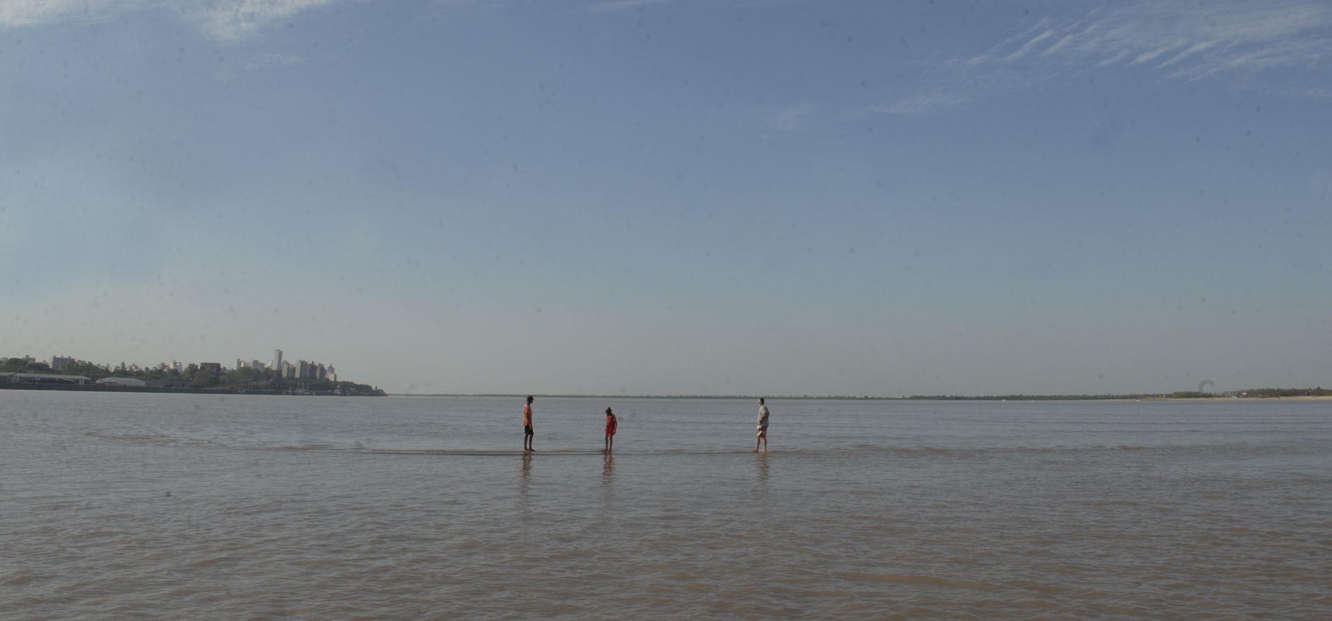 La bajante del río, que ya llegó a 49 centímetros por debajo del nivel cero, muestra un espectáculo extraño frente a la zona sur de Rosario. Desde la costa, nada parece ser distinto, pero lo que se ve como río puro, son por momentos prácticamente charcos, para que la gente pueda caminar casi por el medio del Paraná.