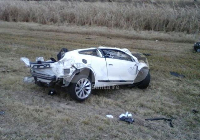 Así quedó el auto tras el impacto con el camión./ gentileza Fm Costa blanca Así quedó el auto tras el impacto con el camión./ gentileza Fm Costa blanca