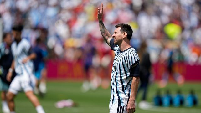 Lionel Messi saluda al público argentina en el estadio Nueva York Nueva Jersey.