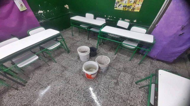 Escuela de Concordia sufre graves problemas edilicios: Nos faltan baldes para las goteras