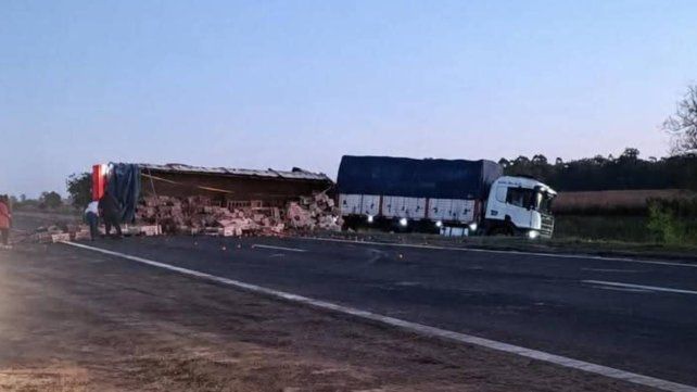 Un siniestro vial ocurrió en el kilómetro 180 de Ruta 12 y mantiene interrumpida la circulación en ambos sentidos. Trabajan para remover el vehículo
