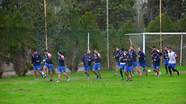 El plantel del Gato partirá a las 8 a Santa Fe