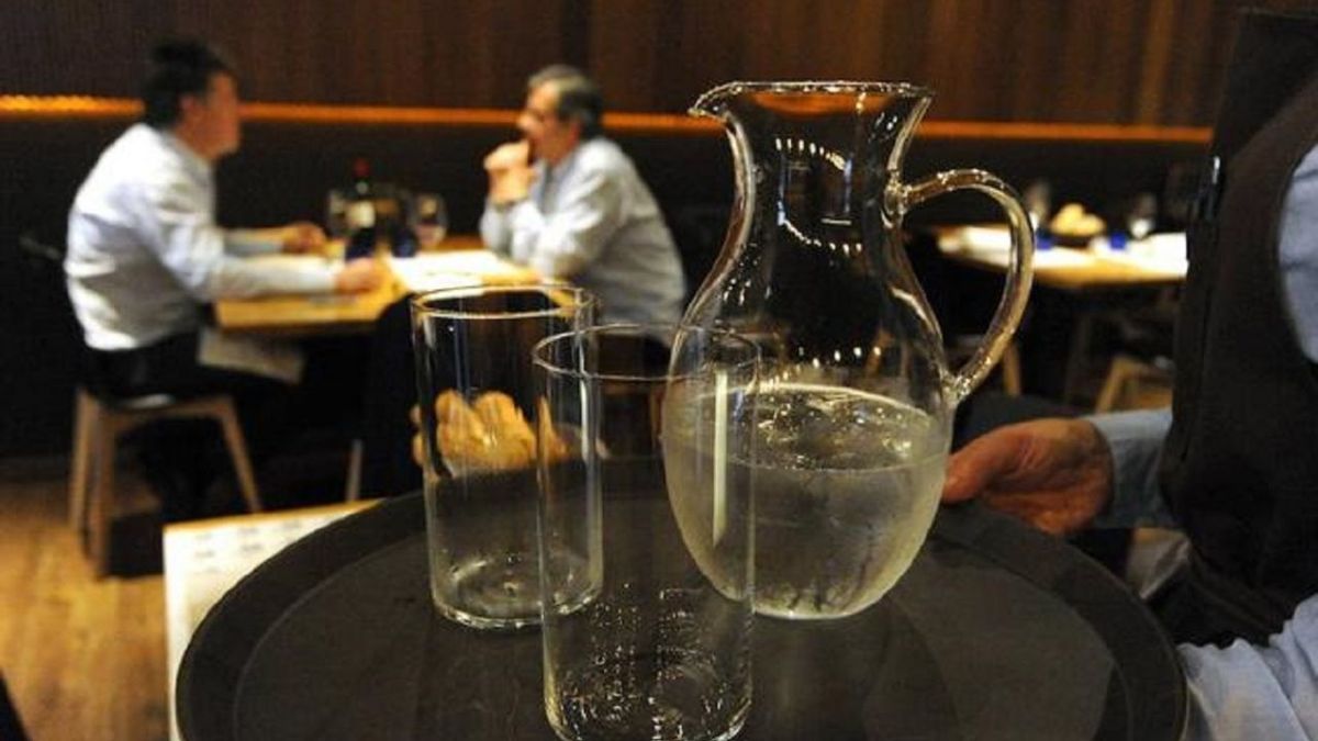 En bares y restaurantes ya es obligatorio que te sirvan agua gratis