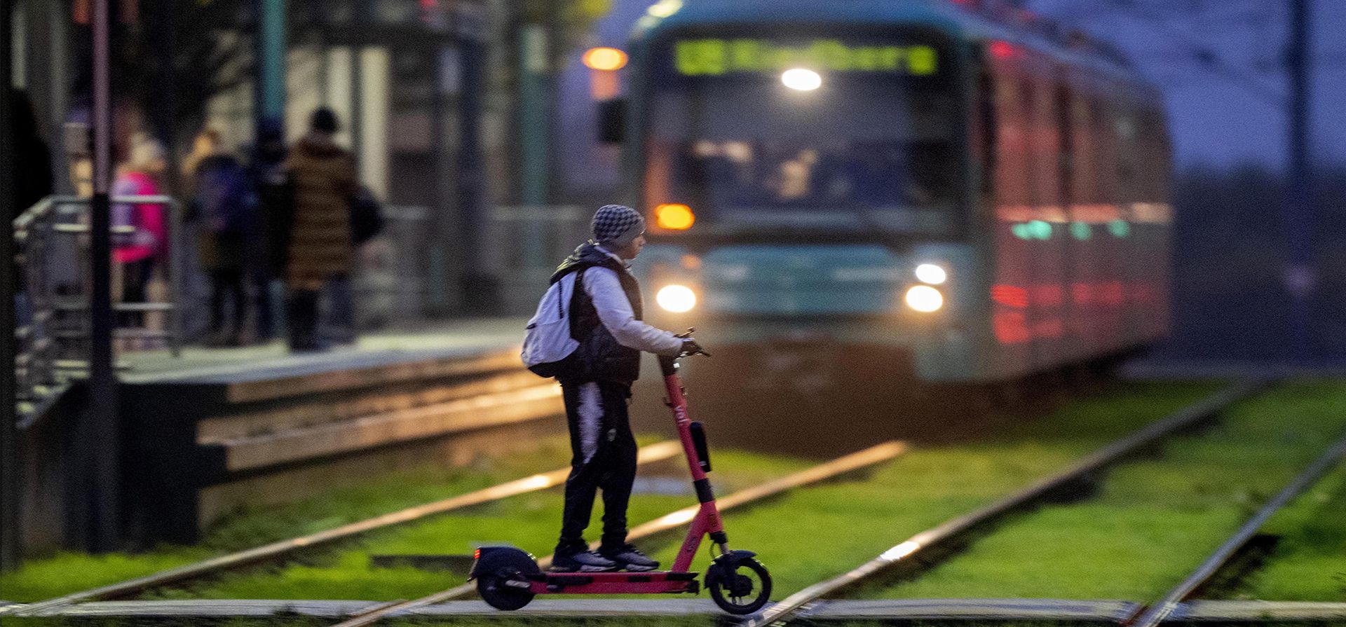 Un niño en un scooter cruza los rieles en una estación de metro en Frankfurt, Alemania, la madrugada del lunes 5 de diciembre de 2022. (AP Photo/Michael Probst)