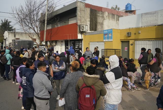 La gente espera frente a unos de los centros de distribución Conin.