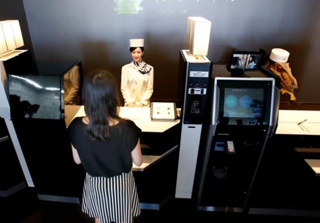 Todos los recepcionistas del hotel son autómatas.