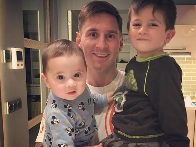 La tierna imagen de Lionel Messi junto a sus dos hijos por el Día del Padre en España.
