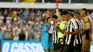 Neymar ve la tarjeta roja después de cometer una infracción. Santos estaba 0 a 0, pero sobre el final perdió por la mínima diferencia.