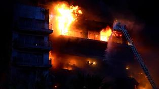 Imagen del edificio en llamas colgada en las redes sociales de Emergencias de la Generalitat.