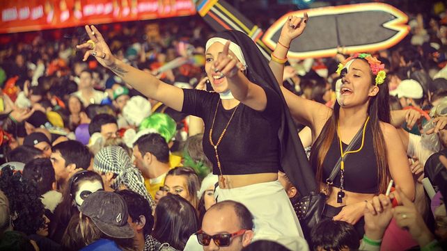 Paraná vivió su noche disfrazada junto a miles de visitantes de todo el país