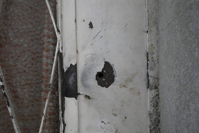 Los balazos perforaron la puerta de chapa de la vivienda de pasaje Bariloche al 3000 baleada el domingo por la noche