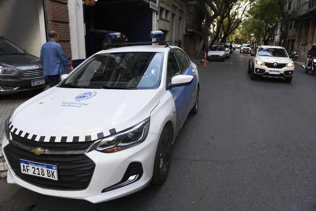 En acción contra el mal estacionamiento. Uno de los dos vehículos con tecnología a bordo para leer patentes y hacer multas recorre la ciudad.