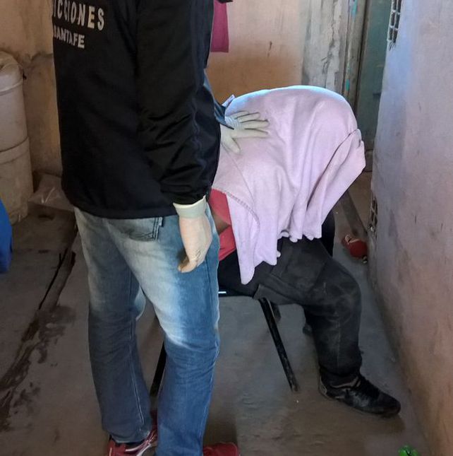 En los allanamientos se secuestraron armas y drogas.