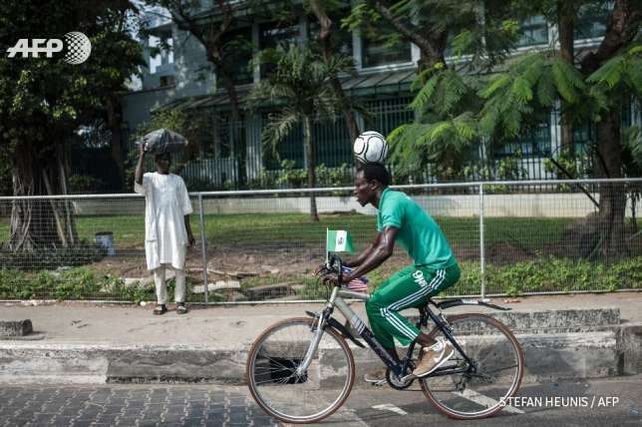 Todo por un récord: viajó 103 kilómetros en bicicleta con una pelota en la cabeza