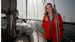 Hallan sana y salva a adolescente que da la vuelta al mundo en velero