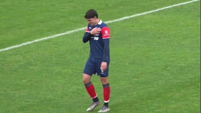 Benjamín Gallucci se toca el escudo de Central Córdoba