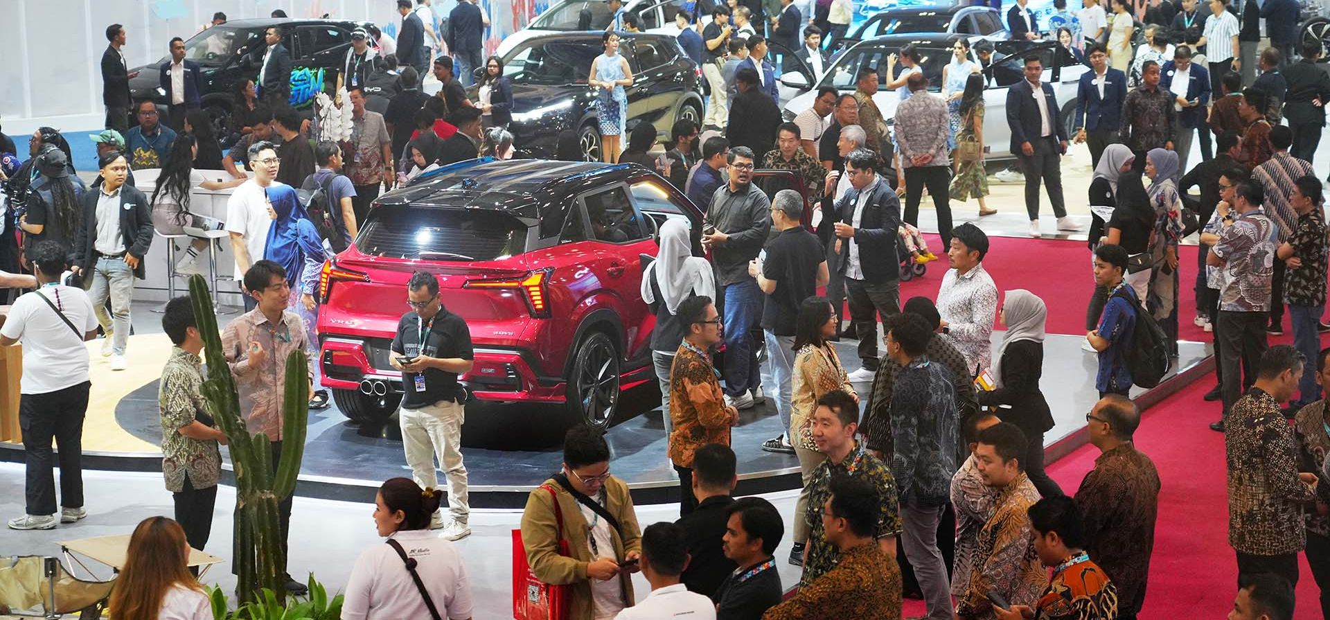 Los visitantes observan vehículos durante la Semana del Automóvil Gaikindo Jakarta en Tangerang, Indonesia, el viernes 21 de noviembre de 2025. (Foto AP/Tatan Syuflana) Los visitantes observan vehículos durante la Semana del Automóvil Gaikindo Jakarta en Tangerang, Indonesia, el viernes 21 de noviembre de 2025. (Foto AP/Tatan Syuflana)