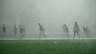 Diluvia en La Paternal en la previa del partido.