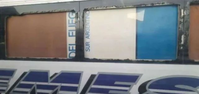 Con cartones en lugar de vidrios salió un refuerzo desde Rafaela a Rosario el año pasado.