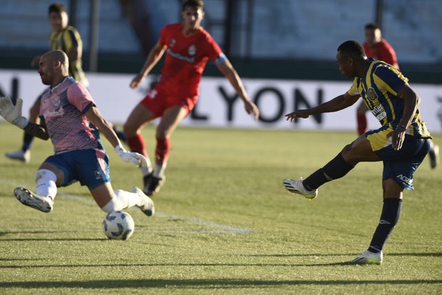 Jaminton Campaz define en cancha de Arsenal, donde el Central de Russo logró la clasificación a cuartos de final.