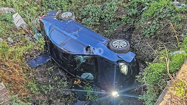 Un auto cayó a un profundo zanjón en la zona de Naciones Unidas y Lamadrid tras intentar esquivar una motocicleta.