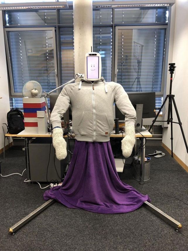 Crean un robot de tamaño humano que puede dar el abrazo que tanto se necesita