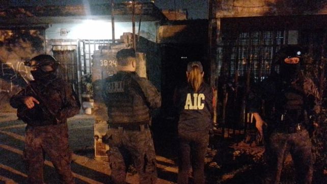 Detienen a tres sospechosos por el crimen del inspector César Carmona frente a la AIC